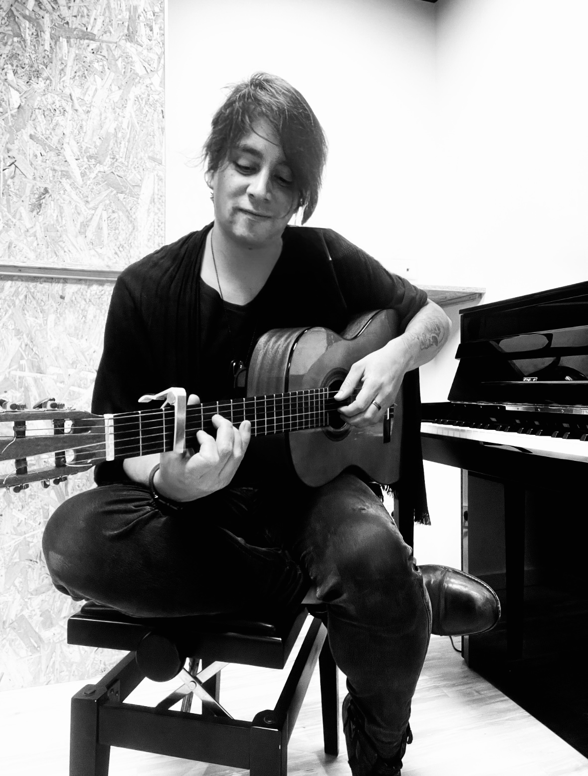 Mauro Laveu sentado con guitarra